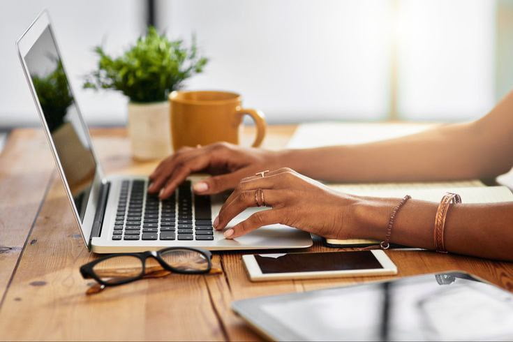 El copywriting optimizado para motores de búsqueda incluye palabras clave relevantes que mejoran la visibilidad de tu contenido en los resultados de búsqueda
