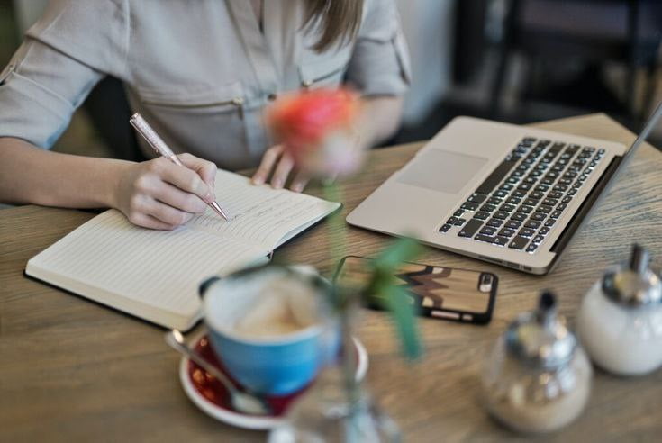 Conocer a tu audiencia a fondo es un paso fundamental en cualquier estrategia de marketing. Por lo que debes comprender quiénes son tus clientes potenciales que te ayudarán a adaptar tu mensaje